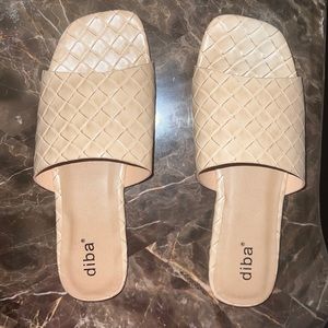 This woman sandals Are from Diba they are tan color and are 7 1/2 in sizing